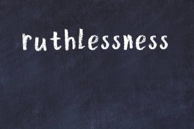 Tebeşir el yazısıyla yazılmış yazı, siyah masada acımasızlık.