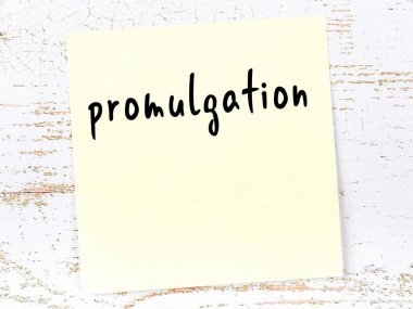 Tahta duvardaki sarı yapışkan notta elle yazılmış yazma bildirimi var.