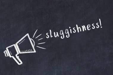 Hoparlör çizimi ve yazıt tembelliği olan siyah karatahta