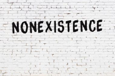 Üzerinde yazı olmayan beyaz tuğla duvar. Elle yazılmış siyah boya.