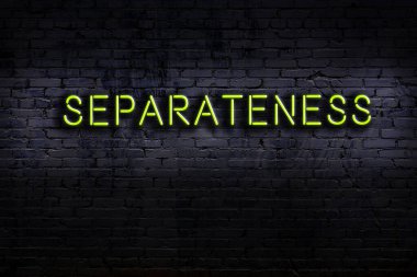 Geceleri duvarda neon levhası var. Yazı ayrımcılığı