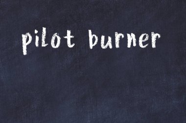 Üzerinde el yazısıyla yazılmış pilot yakıcısı olan üniversite yazı tahtası.