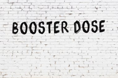 Beyaz tuğla duvara siyah boya ile yazılan yazıt artırıcı dozu.