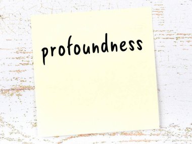 Derinlik hakkında hatırlatma kavramı. Tahta duvarda üzerinde yazı olan sarı yapışkan kağıt.