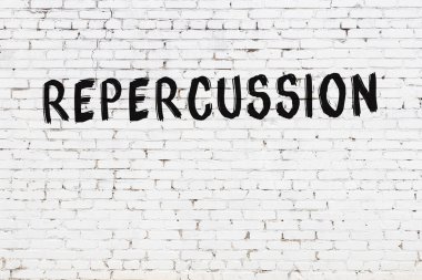 Siyah boyayla yazılan beyaz tuğlalı duvar.