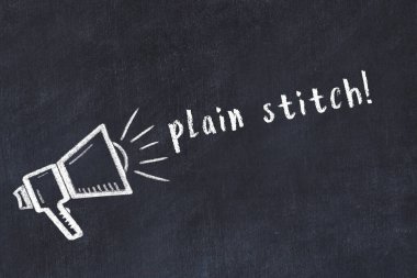 Hoparlör çizimi ve dikişli siyah karatahta