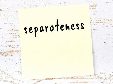 Ayrımcılık hakkında hatırlatma kavramı. Tahta duvarda üzerinde yazı olan sarı yapışkan kağıt.