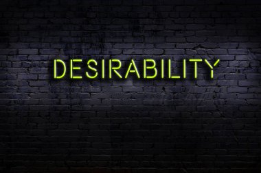 Geceleri duvarda neon levhası var. Yazı arzulanabilirliği