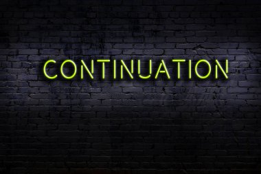 Geceleri duvarda neon levhası var. Yazı devam ediyor