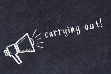 Üzerinde hoparlör ve yazı olan siyah karatahta.