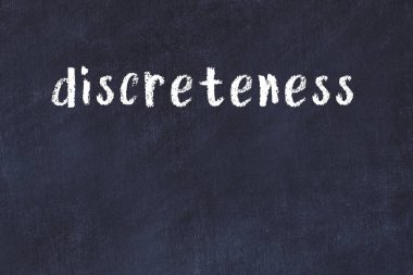 Üzerinde el yazısı uyuşmazlığı olan üniversite yazı tahtası.