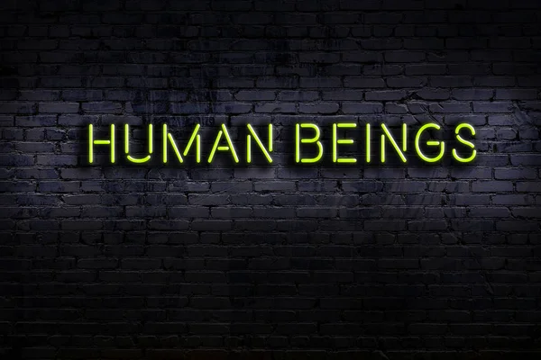 Πινακίδα Νέον Επιγραφή Ανθρώπινα Όντα Στον Τοίχο Από Τούβλα Νυχτερινή — Φωτογραφία Αρχείου