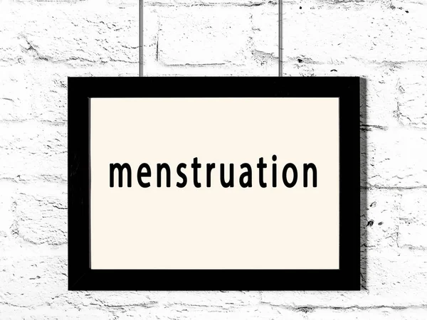 Cadru Negru Din Lemn Menstruație Inscripție Agățat Peretele Cărămidă Albă — Fotografie, imagine de stoc