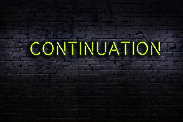 Geceleri duvarda neon levhası var. Yazı devam ediyor