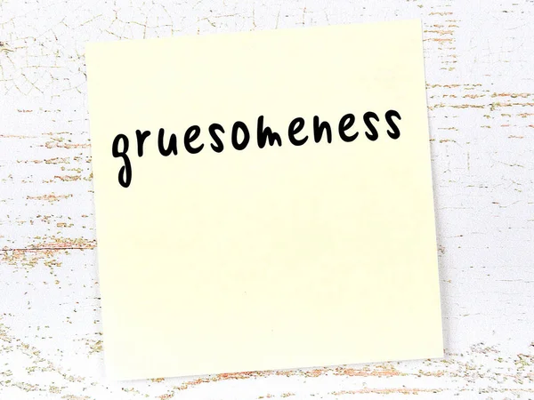 Tiksinçlik hakkında hatırlatma kavramı. Tahta duvarda üzerinde yazı olan sarı yapışkan kağıt.