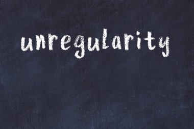 Siyah masadaki tebeşir el yazısı düzensizliği