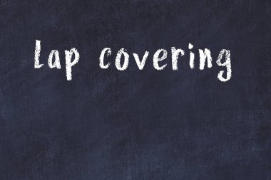 Üzerinde el yazısıyla yazılmış kucak kağıtları olan kolej tahtası.