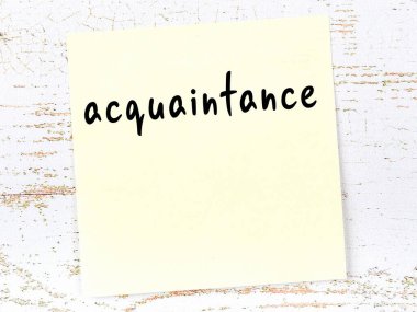 Tahta duvardaki sarı yapışkan notta el yazısıyla yazılmış tanıdık bir yazı var.