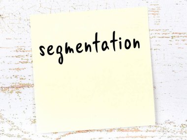 Parçalanmayla ilgili hatırlatma kavramı. Tahta duvarda üzerinde yazı olan sarı yapışkan kağıt.