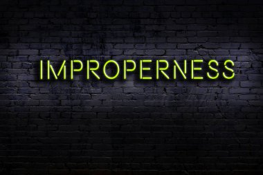 Geceleri duvarda neon levhası var. Yazı uygunsuzluğu