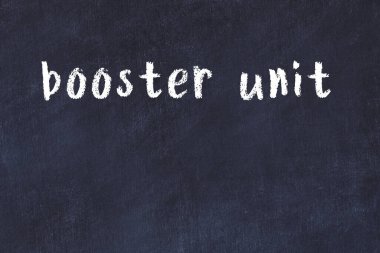 Üzerinde el yazısıyla yazması destek ünitesi olan üniversite yazı tahtası.