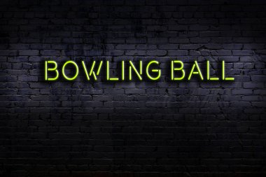 Geceleri duvarda neon levhası var. Yazılı bowling topu