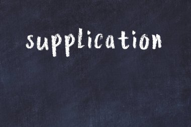 Siyah masanın üzerine tebeşir elle yazılmış yazma isteği