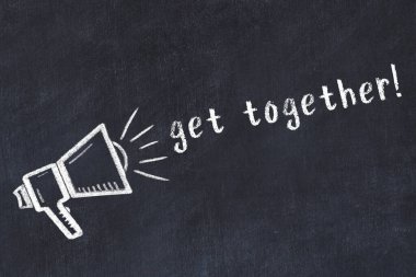 Üzerinde hoparlör ve yazı olan siyah karatahta bir araya gelir.