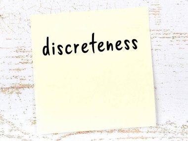 Tutarsızlığı hatırlatma kavramı. Tahta duvarda üzerinde yazı olan sarı yapışkan kağıt.