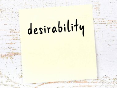 Tahta duvardaki sarı yapışkan notta elle yazılmış yazılar arzulanabilir.