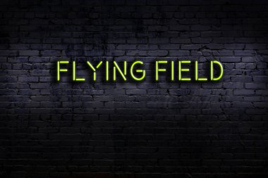 Geceleri duvarda neon levhası var. Yazı tipi uçuş alanı