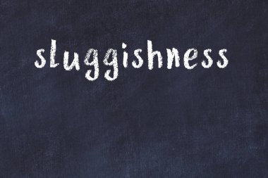 Üzerinde el yazısıyla yazılmış tembellik olan üniversite yazı tahtası.