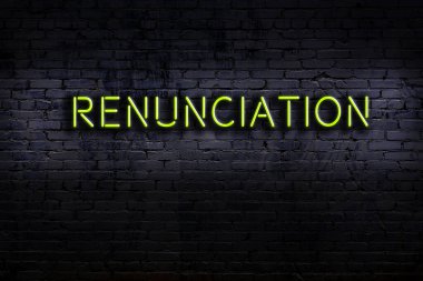 Geceleri duvarda neon levhası var. Yazıtlardan feragat