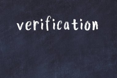 Tebeşir elle yazılmış yazı doğrulaması siyah masanın üzerinde