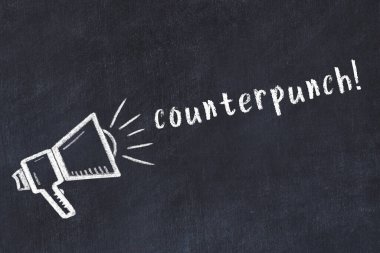 Hoparlör çizimli siyah karatahta ve yazıt karşı yumruğu