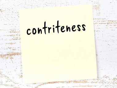 Pişmanlıkla ilgili hatırlatma kavramı. Tahta duvarda üzerinde yazı olan sarı yapışkan kağıt.