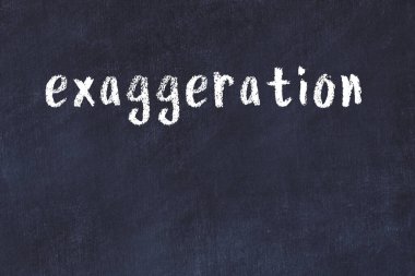 Üzerinde el yazısıyla yazılmış abartı olan üniversite yazı tahtası.