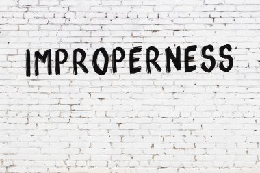 Yazılı beyaz tuğla duvar. Elle yazılmış siyah boya.