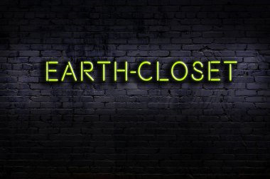 Geceleri duvarda neon levhası var. Yazı dolabı.