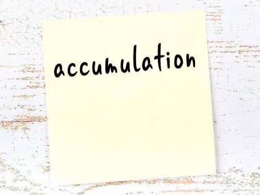 Tahta duvardaki sarı yapışkan notta elle yazılmış yazılar birikmiş.