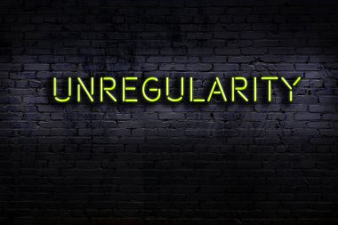 Geceleri duvarda neon levhası var. Yazı düzensizliği