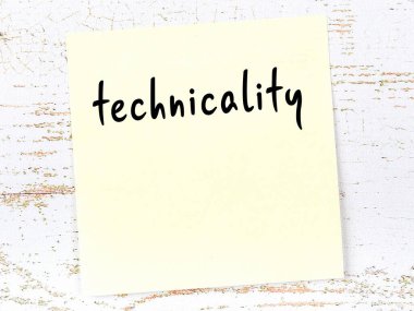 Teknik ayrıntıları hatırlatma kavramı. Tahta duvarda üzerinde yazı olan sarı yapışkan kağıt.