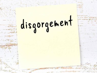 Tahta duvarda el yazısıyla yazılmış bir not var.