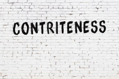 Yazılı beyaz tuğla duvar. Elle yazılmış siyah boya.