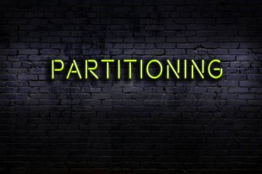 Geceleri duvarda neon levhası var. Yazı bölümlendirmesi