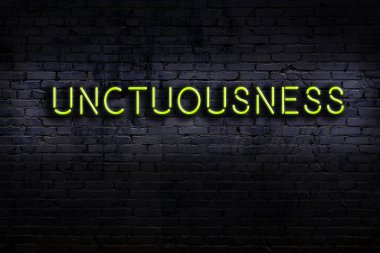 Duvara yazı kazınmış neon levhası. Gece görünümü