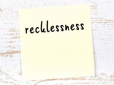 Pervasızlığı hatırlatma kavramı. Tahta duvarda üzerinde yazı olan sarı yapışkan kağıt.