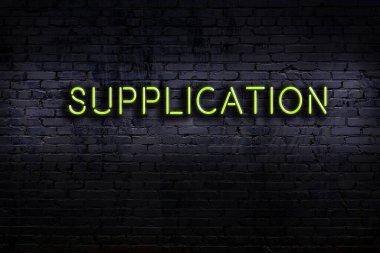 Duvara yazı yazdırılmış neon levhası. Gece görünümü