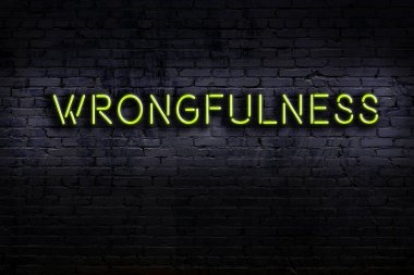 Tuğla duvara karşı yanlış yazılmış neon tabela. Gece görünümü