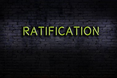 Geceleri duvarda neon levhası var. Yazı onayı